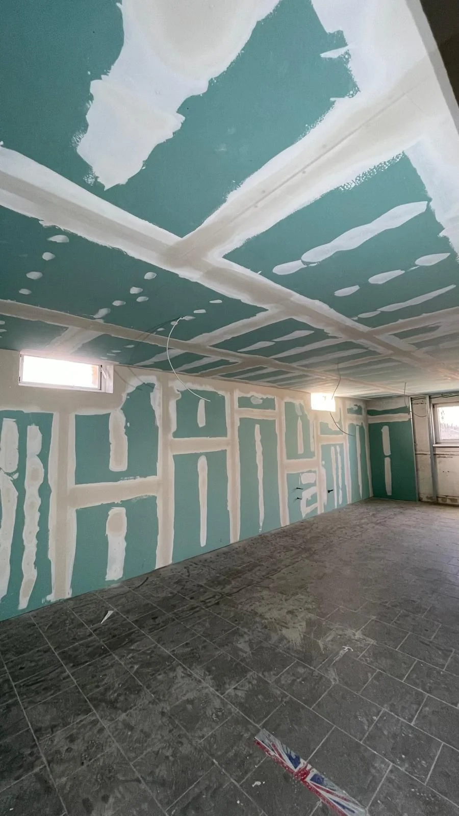 Sportplatz Vorsatzschale & angehängte Decke + Spachteln